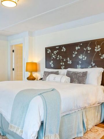 Helles Schlafzimmer mit stilvollem Dekor und hochwertiger Bettwäsche im El Encanto Santa Barbara