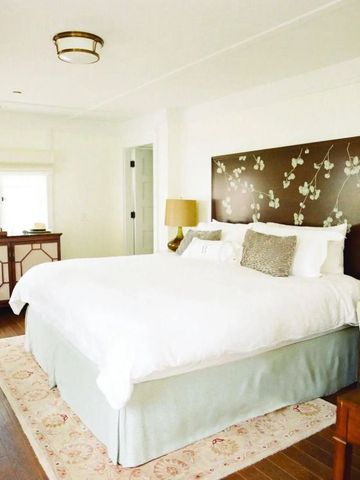 Geräumiges Hotelzimmer mit großem Bett und eleganter Einrichtung im El Encanto Santa Barbara