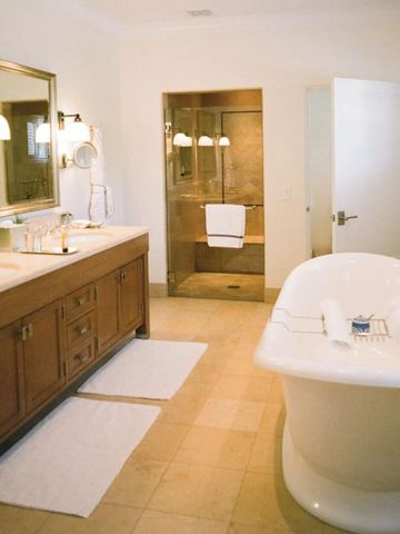 Luxuriöses Badezimmer mit freistehender Badewanne und Doppelwaschbecken.