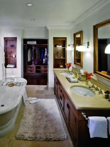 Großzügiges Badezimmer mit eleganter Einrichtung und Doppelwaschbecken.