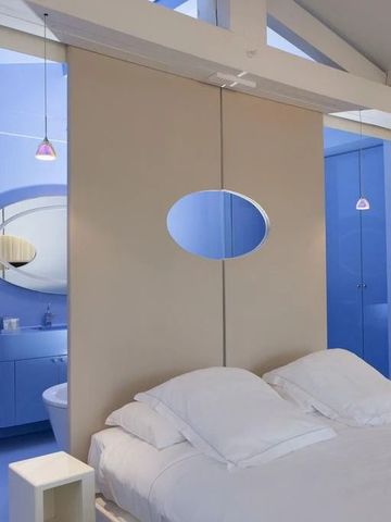 Zimmer mit offenem Design und blauen Akzenten im Badezimmer