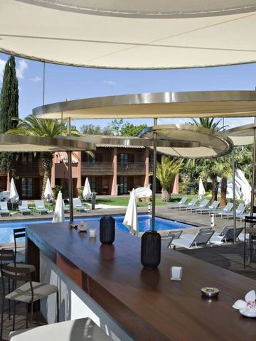 Moderner Poolbereich mit Sonnenschirmen und Bar im Lou Pinet Saint-Tropez