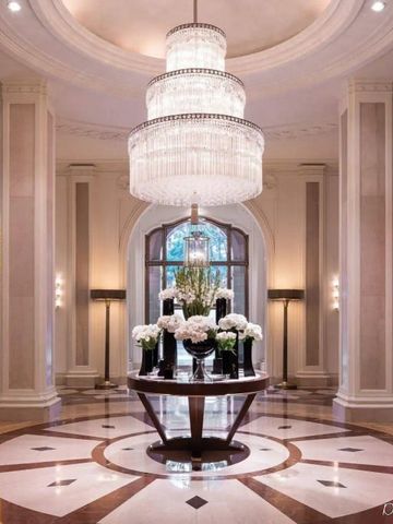 Elegante Lobby des Beverly Wilshire mit großem Kronleuchter und kunstvoller Dekoration.
