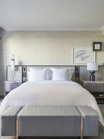 Helles und modernes Hotelzimmer mit Kingsize-Bett im Beverly Wilshire.