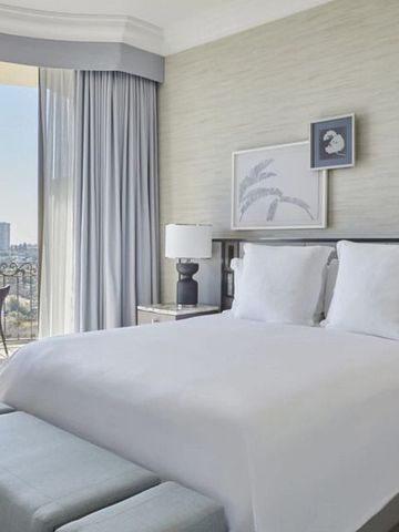 Hotelzimmer mit modernem Design und Stadtblick im Beverly Wilshire.