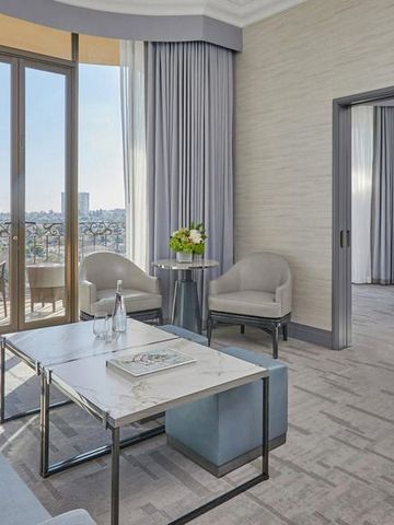 Geräumige Suite mit Wohnbereich und Balkonblick im Beverly Wilshire.