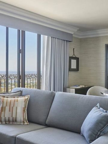 Suite mit gemütlichem Sofa und Panoramablick im Beverly Wilshire Hotel.