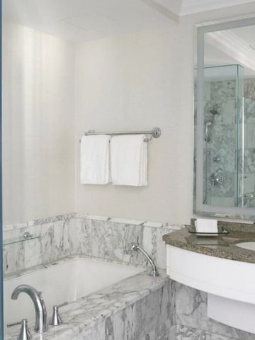 Badezimmer mit Marmorakzenten im Beverly Wilshire Hotel.