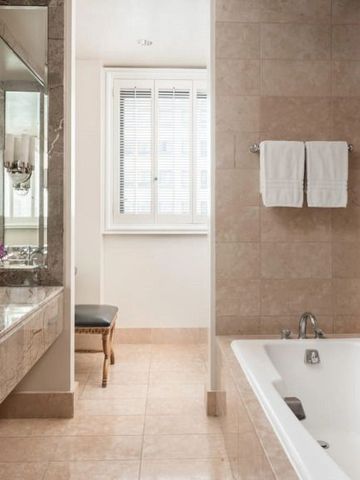 Geräumiges Badezimmer im Beverly Wilshire mit Badewanne und luxuriösem Design.