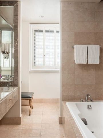 Elegantes Badezimmer mit Marmorwaschtisch und moderner Badewanne
