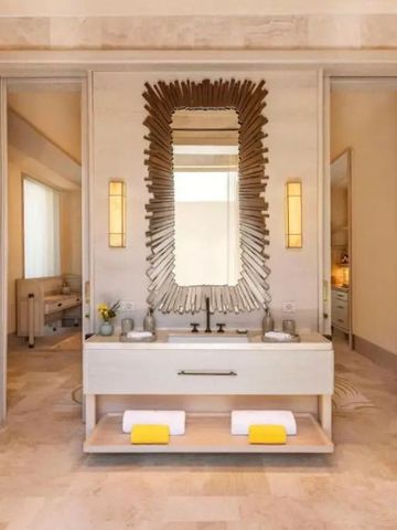 Luxuriöses Badezimmer mit großem Spiegel und Doppelwaschbecken