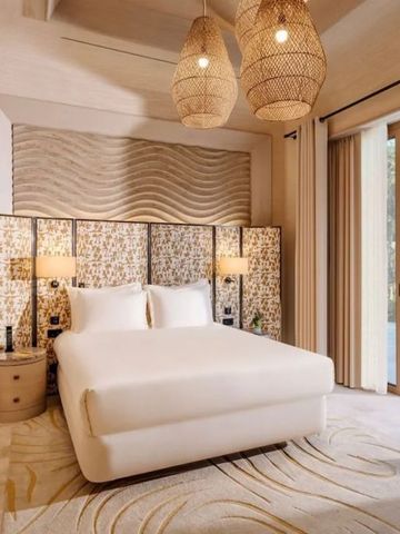 Geräumiges Schlafzimmer mit Doppelbett und modernem Dekor