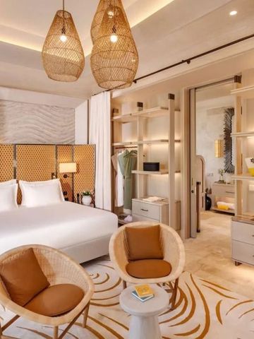 Offener Schlafbereich mit Sitzecke und großzügigem Design