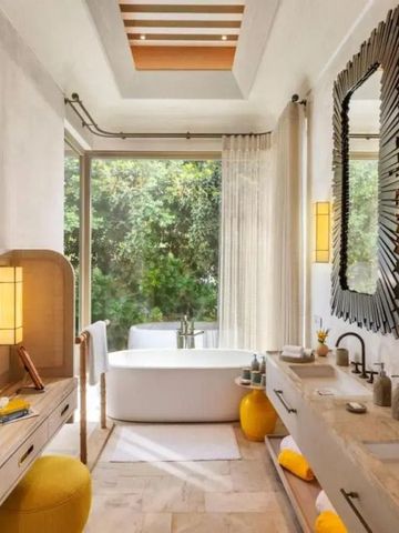 Geschmackvolles Badezimmer mit Badewanne und natürlichem Licht