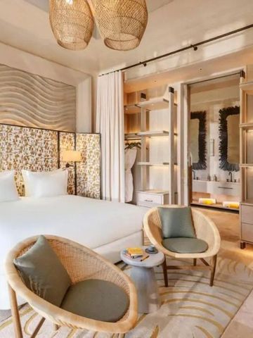 Elegantes Hotelzimmer mit modernem Design und gemütlichen Sesseln