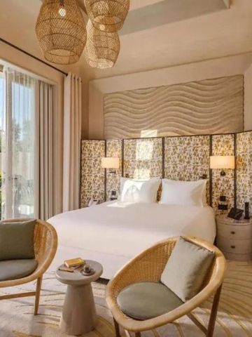 Hotelzimmer mit direktem Zugang zum Garten und natürlichem Licht