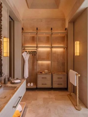 Luxuriöses Badezimmer mit modernen Armaturen und Annehmlichkeiten