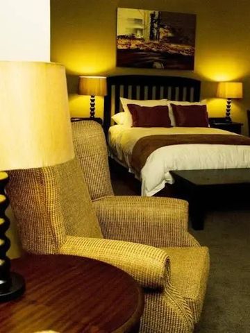 Gemütliches Schlafzimmer mit Doppelbett und weicher Beleuchtung