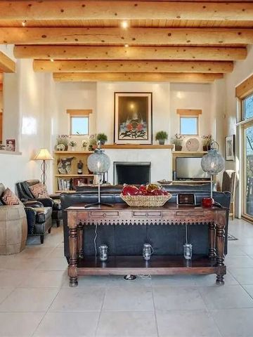 Elegantes Wohnzimmer mit Holzbalkendecke und Kamin in Villa.