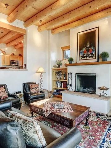 Komfortabler Wohnbereich mit Kamin und Büchern.