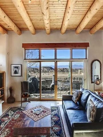 Wohnzimmer mit spektakulärer Aussicht auf die Landschaft.