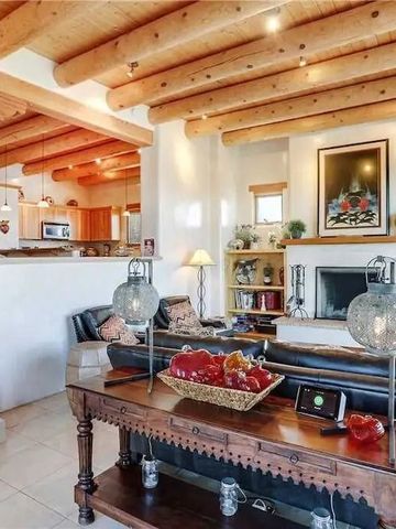 Wohnzimmer einer Villa mit Holzbalkendecke und rustikalem Dekor