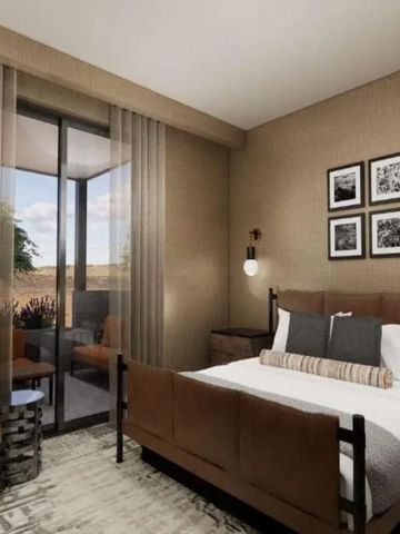 Luxuriöses Schlafzimmer mit Balkon und Blick auf Wüstenlandschaft