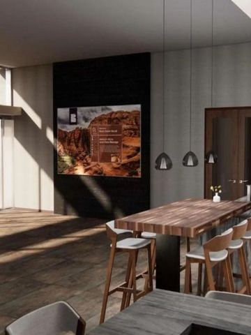 Stylischer Gemeinschaftsraum mit modernen Möbeln und großer Fensterfront