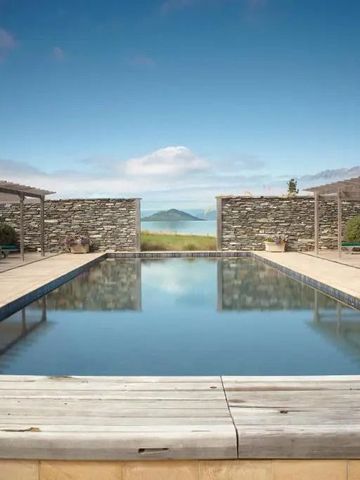 Langer Pool mit Bergblick und Umrandung aus Holz und Stein
