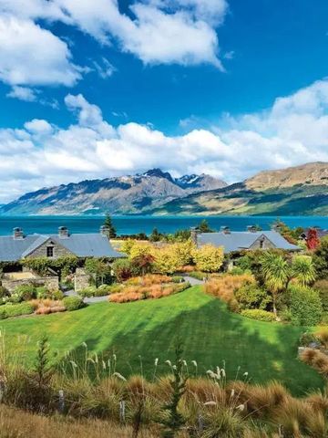 Luxuriöse Hotelanlage mit Blick auf den See und bergige Landschaft.