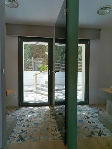 Heller Raum mit großen Fenstern und Fliesenboden, Blick ins Freie