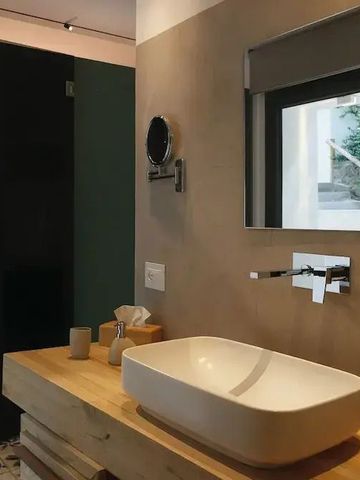 Modernes Bad mit großem Spiegel und stilvollem Waschbecken