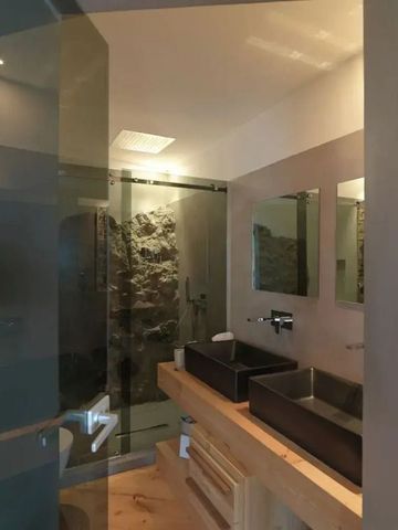 Badezimmer mit Glasduschkabine und Doppelwaschbecken