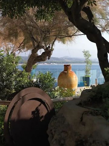 Mediterraner Gartenbereich mit Blick auf das Meer