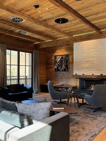 Edler Lounge-Bereich mit Kamin und modernen Sitzmöbeln