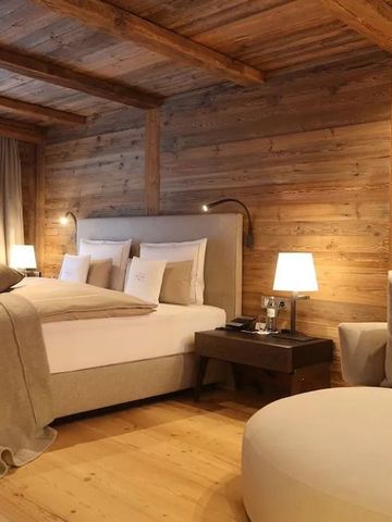 Luxuriöses Schlafzimmer mit Holzverkleidung und eleganter Einrichtung