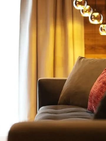 Elegante Sitzecke mit stilvollen Beleuchtungselementen im Hotelzimmer