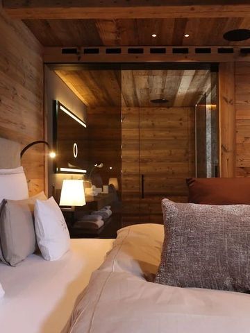 Gemütliches Schlafzimmer mit Holzausstattung und eleganten Textilien