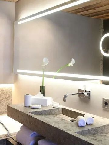 Modernes Badezimmerdesign mit Steinwaschbecken und großer Spiegelwand