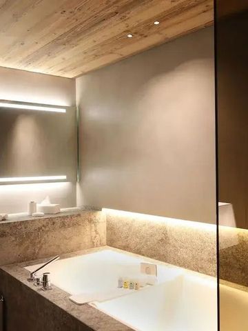 Luxuriöse Badewanne mit dezenter Beleuchtung in einem edlen Badezimmer