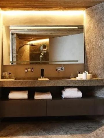 Hochwertiger Waschtisch mit großen Spiegeln und eingebautem Beleuchtungssystem