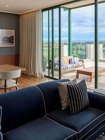 Wohnbereich mit Zugang zur Terrasse und Panoramablick