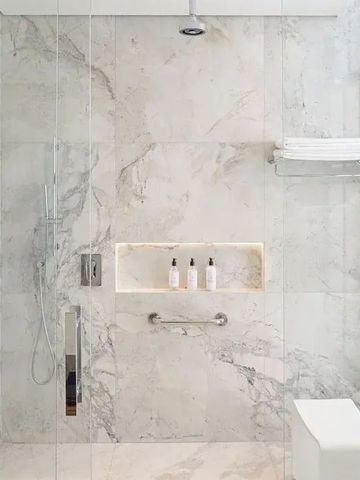 Moderne Duschanlage mit Marmorverkleidung