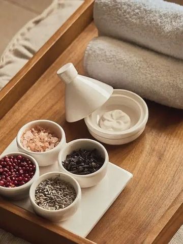 Ein Tablett mit Spa-Produkten und Handtüchern für ein entspannendes Erlebnis.