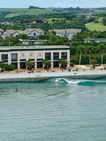 Außenansicht eines Spas am Ufer mit grüner Landschaft.