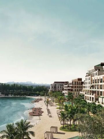 Luxuriöser Strand mit eleganten Hotelgebäuden im Hintergrund