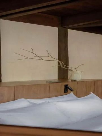 Modern eingerichtetes Hotelzimmer mit natürlichem Holzdekor