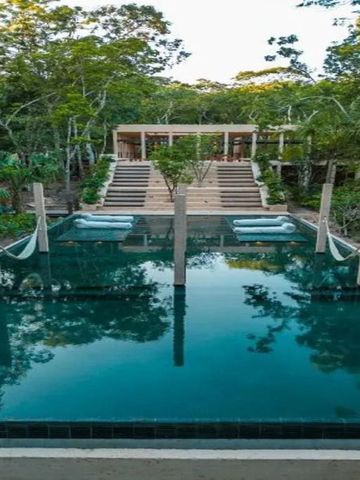 Infinity Pool mit Waldkulisse und moderner Architektur