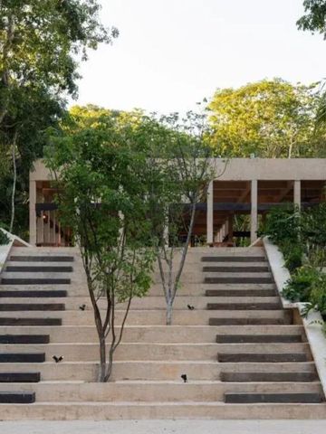 Große Steintreppe führt zu einem Pavillon umgeben von Bäumen