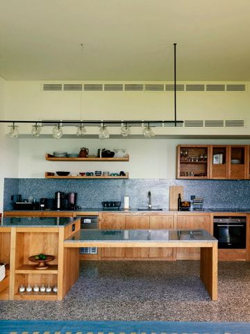 Stilvolle offene Küche mit Holzschränken und modernem Design